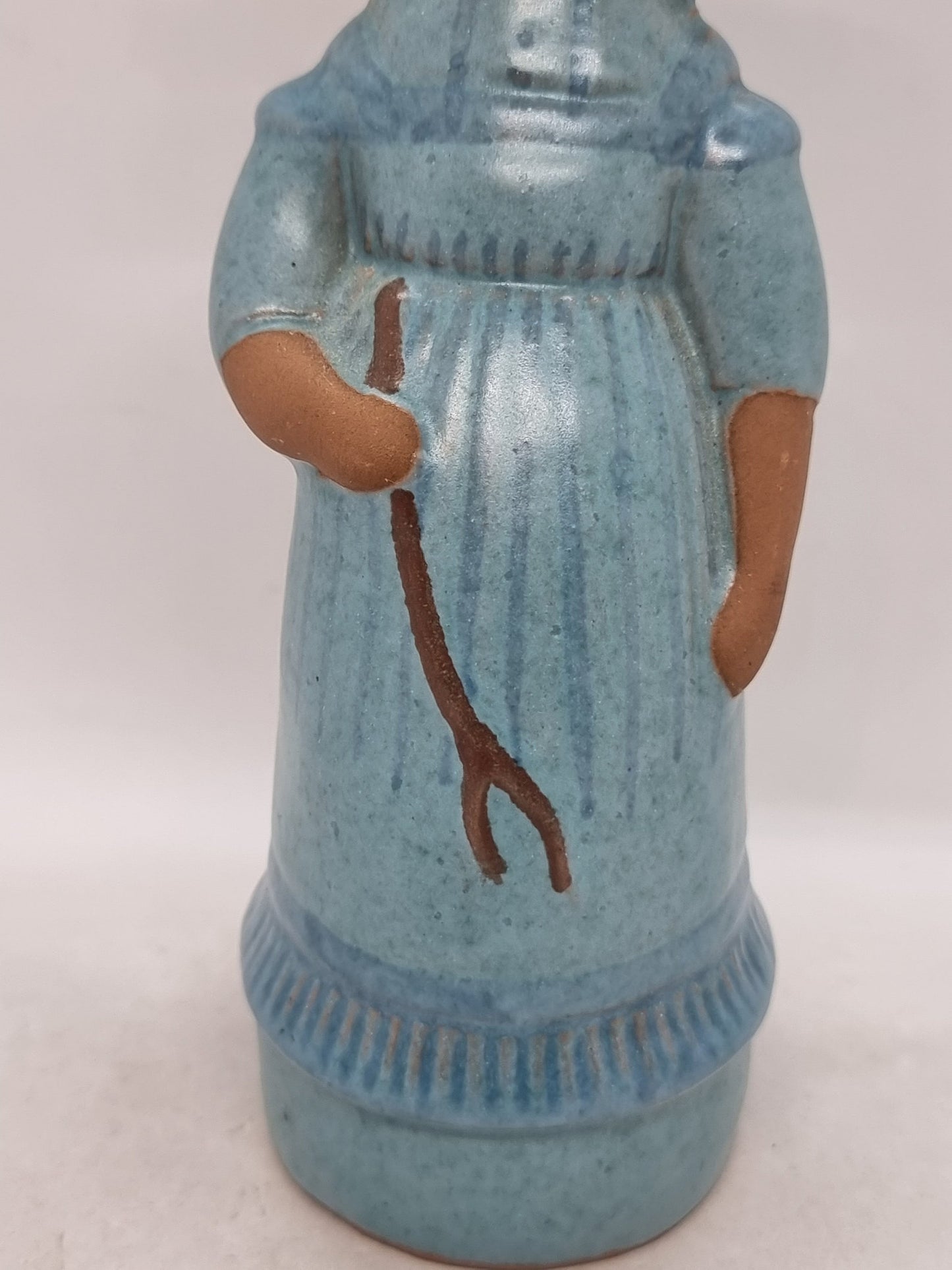 Ceramic Girl Figurine – Vintage Style