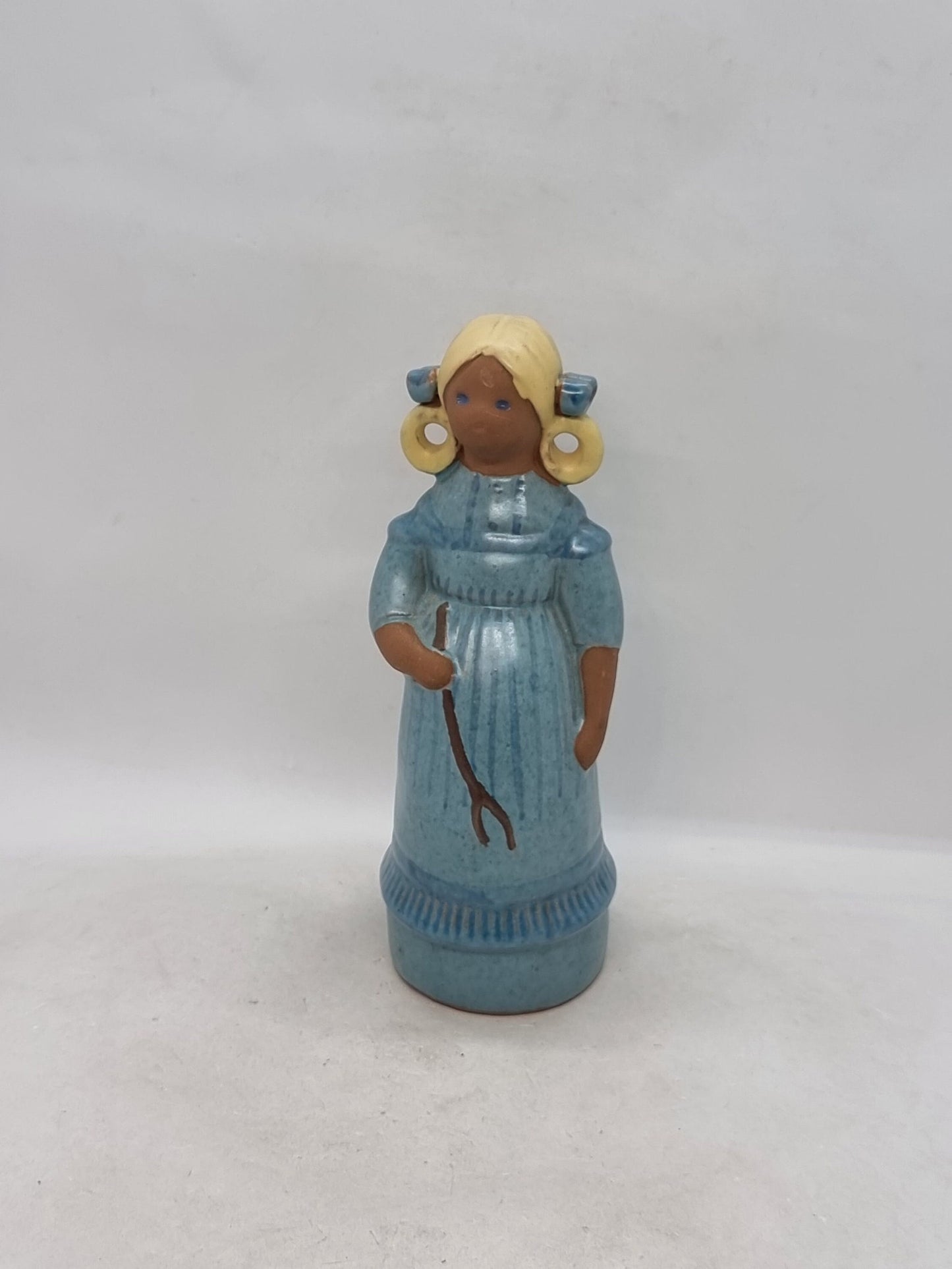 Ceramic Girl Figurine – Vintage Style