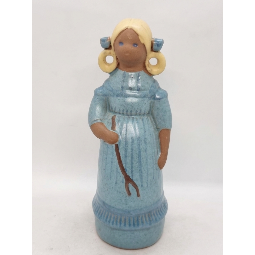 Ceramic Girl Figurine – Vintage Style